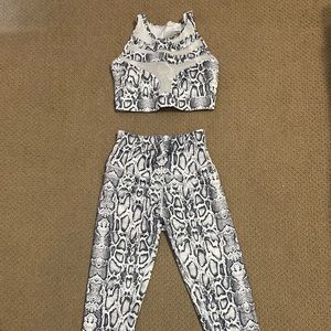 Snake skin patter workout set